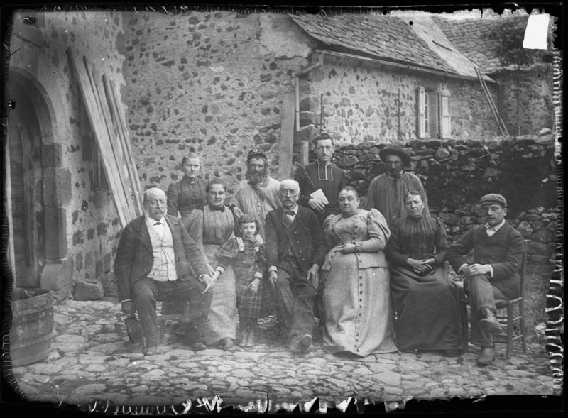 Facteur prenant la pose avec la famille Bonnevide d'Oradour [avant 1904] (111 Fi 78)