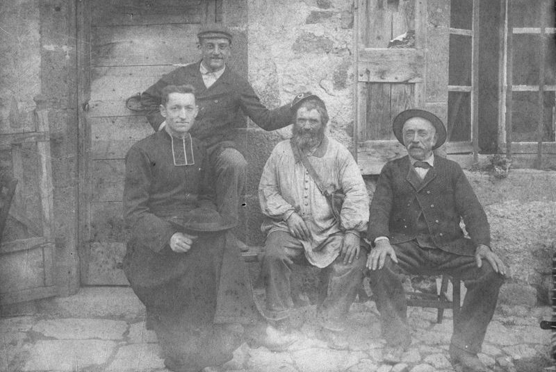 L'abbé Marly au côté du facteur, Antoine Bonnevide, assis tout à droite, Pierre Bonnevide aîné, et Antoine Chapelle, debout [avant 1904] (111 Fi 200).