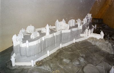 Maquette du château de Carlat, terre modelée par Daniel Georgin, cuite et céramiquée par Geneviève Delbert, 1989 (maquette exposée à la mairie de Carlat, photographie : ADC 42 Fi 102). 