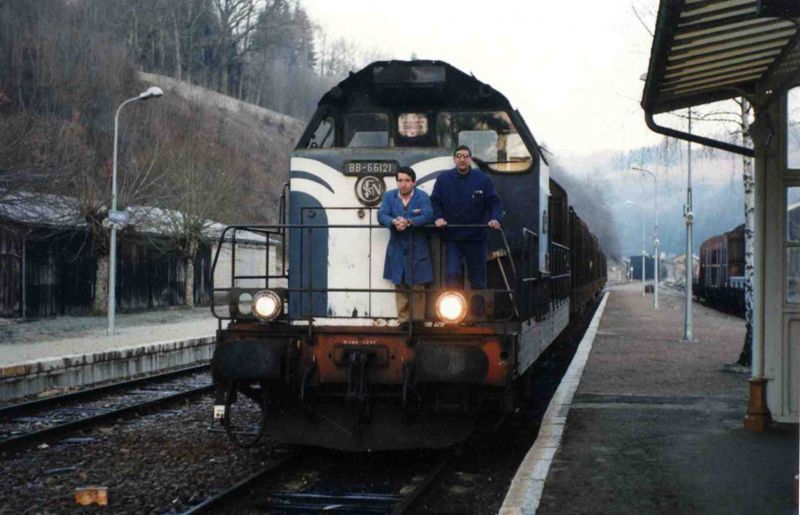 Dernier train de marchandises n° 424290 Bretenoux-Aurillac en gare de Laroquebrou : Jacques Guellab et Gaston Laffaille sur la locomotive BB 66121