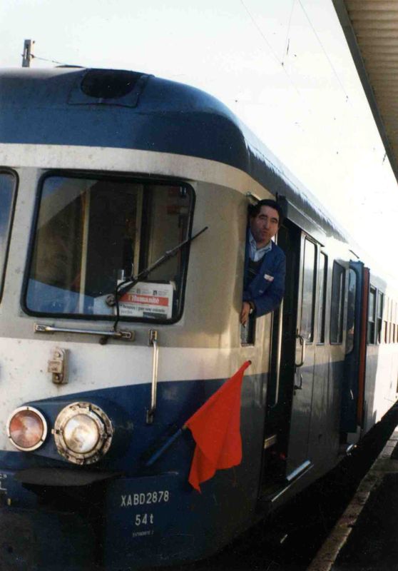 Neussargues, le dernier train prêt à partir : autorail 51555 orné sous le pare-brise du journal "L'Humanité" et de deux drapeaux rouges