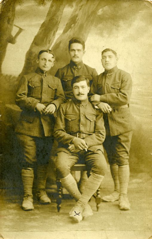 Denis Gazals, assis au centre, et trois de ses compagnons d'armes (55 Fi 5)