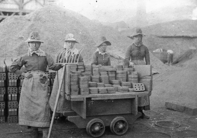 Ouvrières de l’atelier des briquettes, 1895-1910 (cote ADC : 45 Fi 8356)