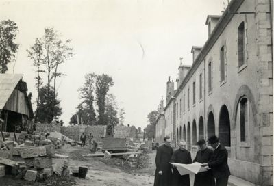 Façade arrière du couvent et chantier de construction de la chapelle le 7 août 1939
