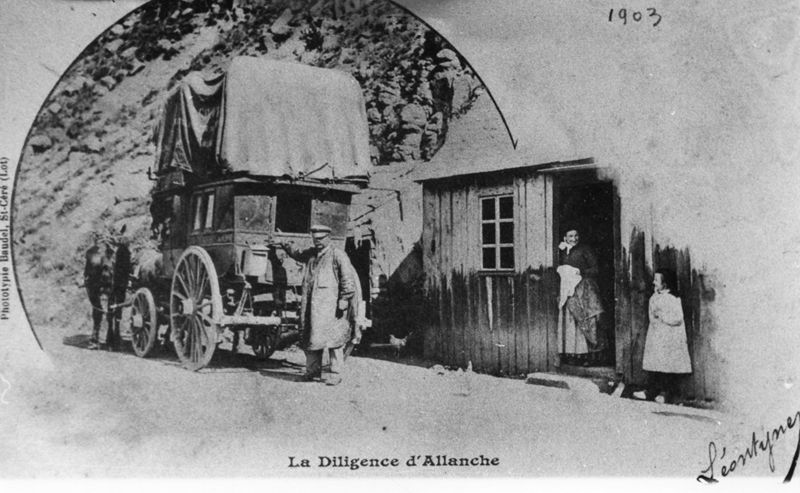 Diligence d'Allanche équipée d'une boîte postale (1903)
